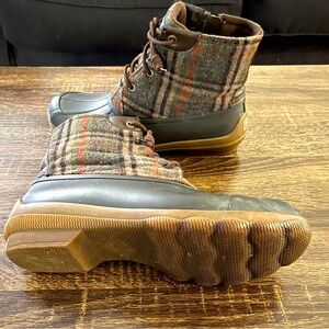Women Sperry boots. Brown/Plaid, size 8.